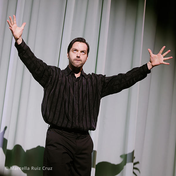 Maximilian Thienen als Erzähler in "Der Verein"