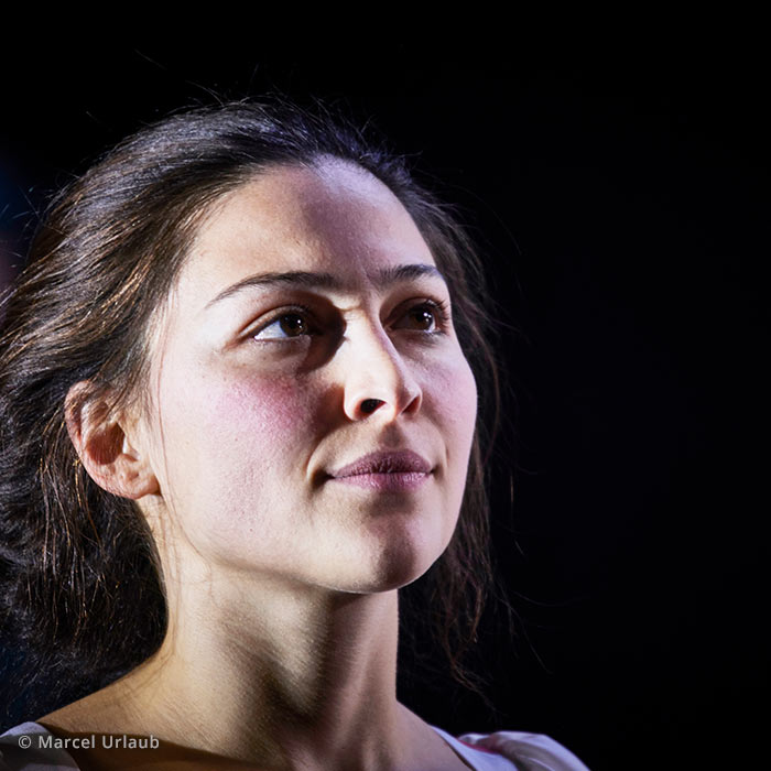 Irem Gökçen als Clarice in „Der Diener zweier Herren“