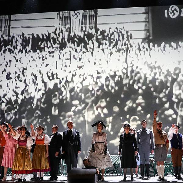 Lass uns die Welt vergessen - Volksoper 1938" von Theu Boermans und Keren Kagarlitsky