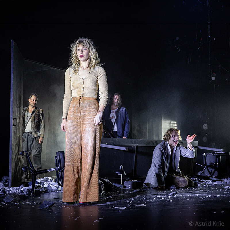 Johanna Mahaffy als Jessica in &bdquo;Die schmutzigen H&auml;nde&ldquo;