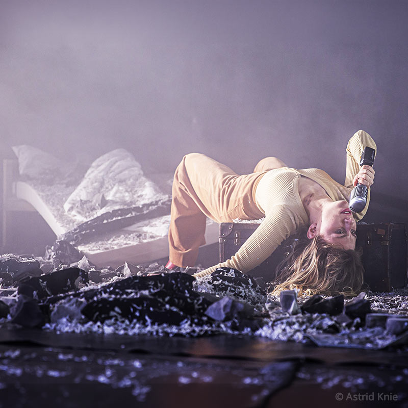 Johanna Mahaffy als Jessica in &bdquo;Die schmutzigen H&auml;nde&ldquo;