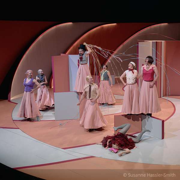 © Susanne Hassler-Smith - Maximilian Pulst als Marianne in „Geschichten aus dem Wiener Wald“ BS - Maximilian Pulst