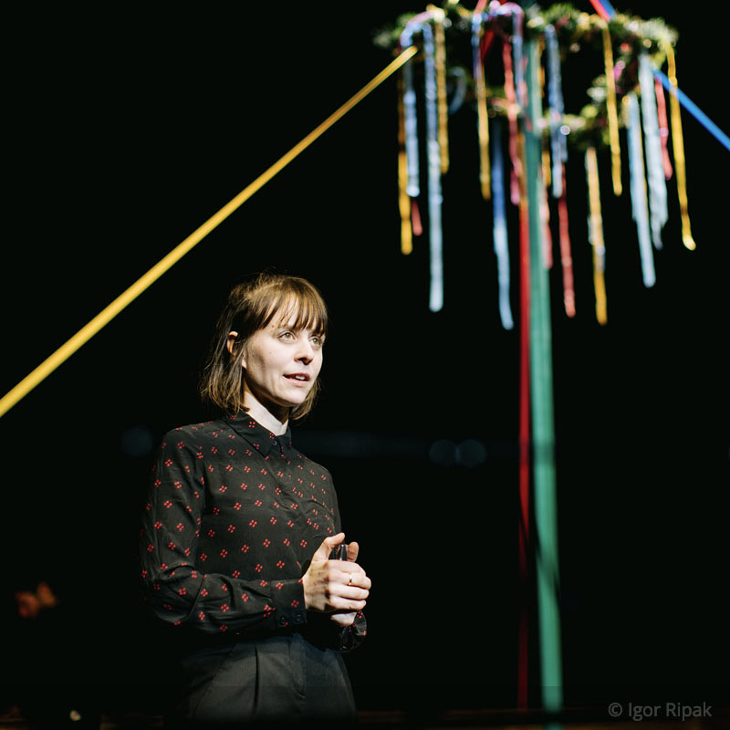 Nora Winkler als Obfrau in &bdquo;Zur Rettung der Blasmusik&ldquo;