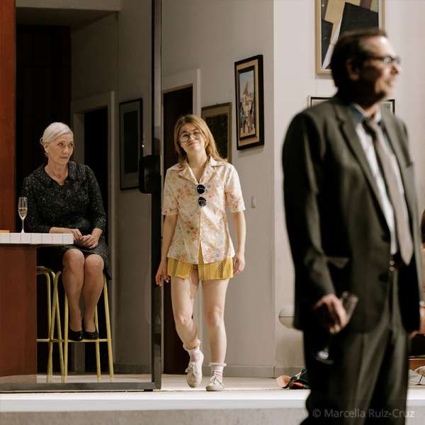 © Marcella Ruiz-Cruz - Fabia Matuschek als Lena und Flora in „Das Ferienhaus“ NWS - Fabia Matuschek