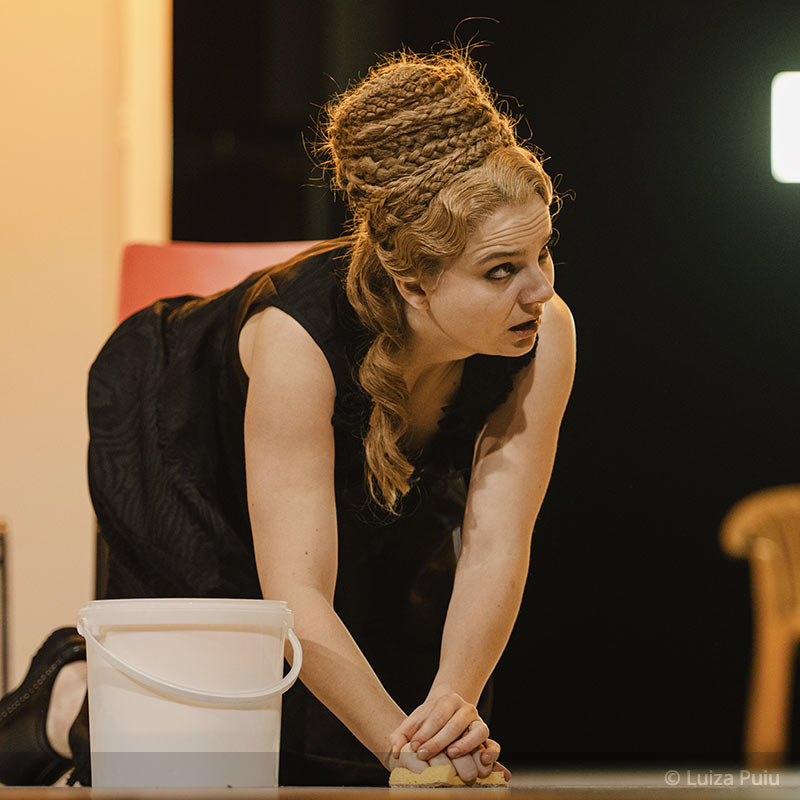 Caroline Baas als Mascha in &bdquo;Die M&ouml;we&ldquo;